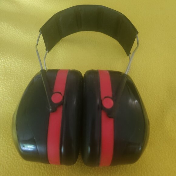 Noise reducer headset by industry leader  3M - Picture 2 of 3